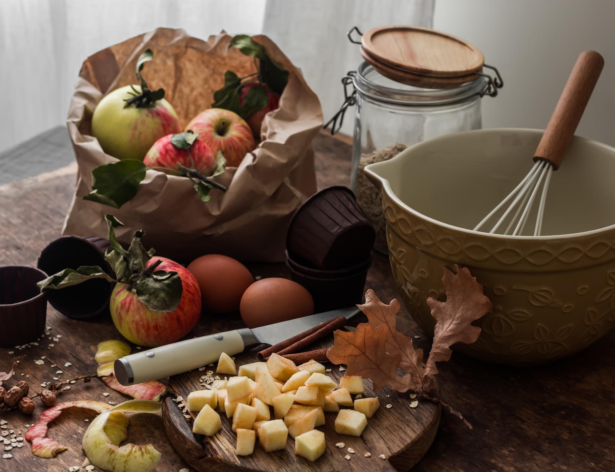 Bancone di cucina con ingredienti locali