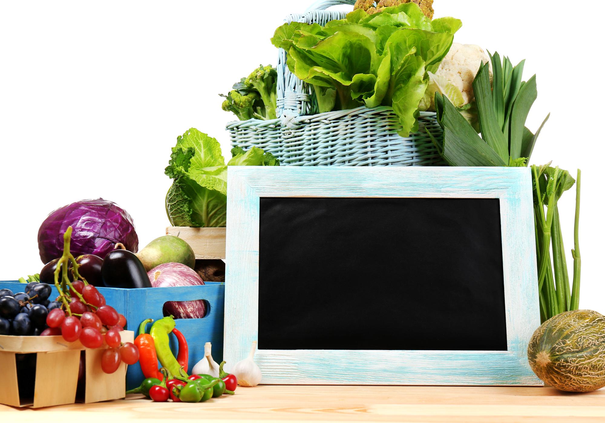 Banco cucina con prodotti dal mercato